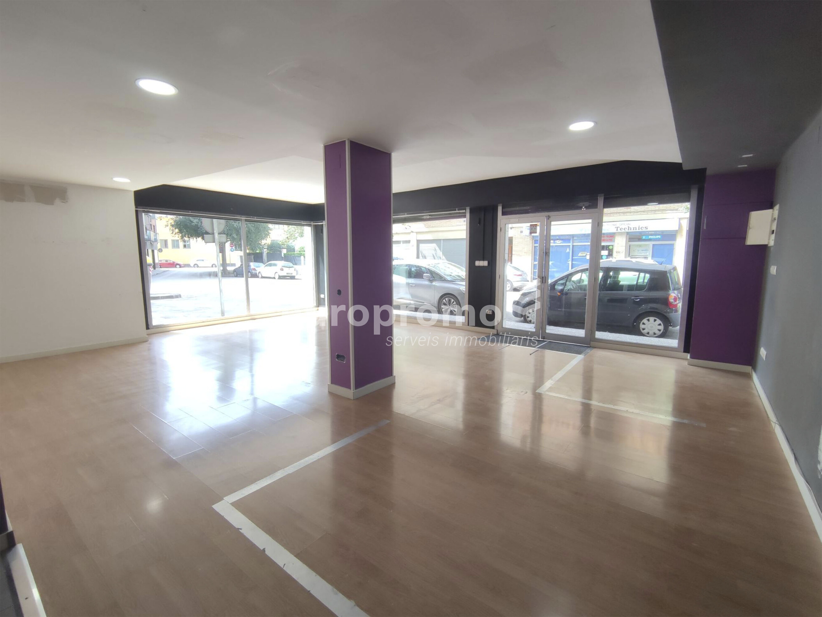 Local esquinero de 76m2 con 14 metros lineales de fachada situado en la zona  en Santa Eugènia